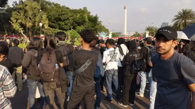 7 Potret Reza Rahadian Usai Ikut Demo Putusan MK, Lanjut Ikut Acara Kamisan di Depan Istana