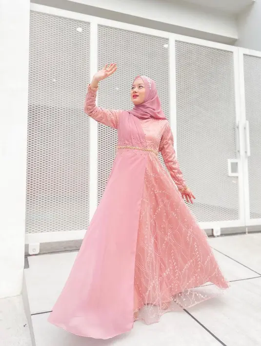 Bagi setiap perempuan muslim, tidak lah mudah untuk memutuskan berhijab. Begitu lah yang terjadi dengan Dinda Hauw yang sempat buka tutup hingga akhirnya benar-benar mantap berhijab. (Instagram/dindahw)