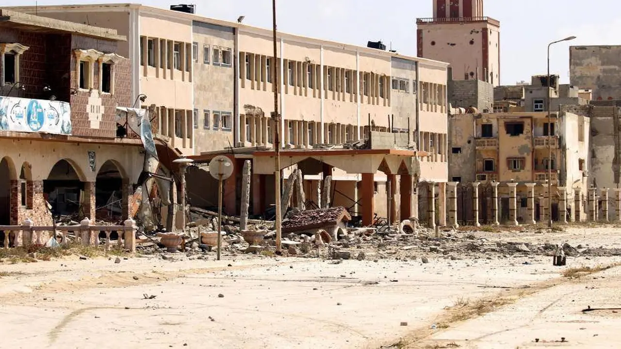Foto yang diambil pada Juli 2017 di atas menunjukkan bagian dari Kota Benghazi, Libya yang hancur akibat konflik bersenjata menahun (AFP)