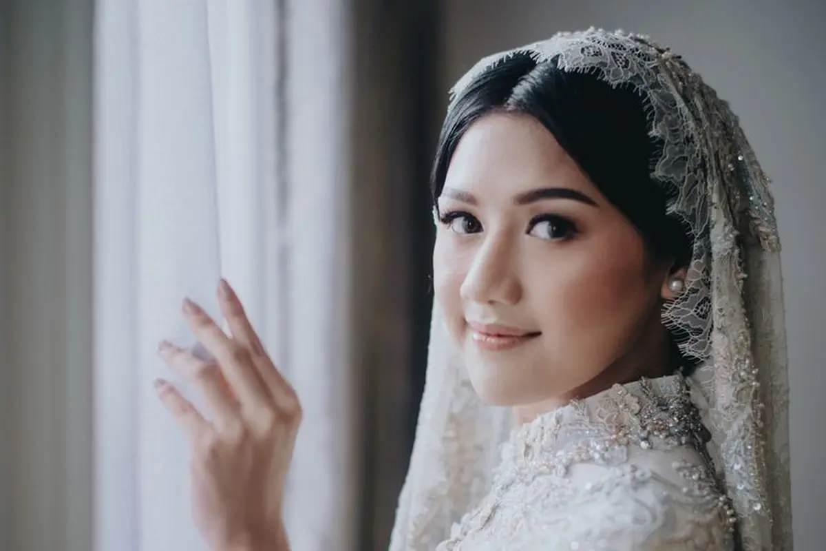 Pesona Cantik Natural Erina Gudono dengan Makeup Flawless di Momen Pengajian