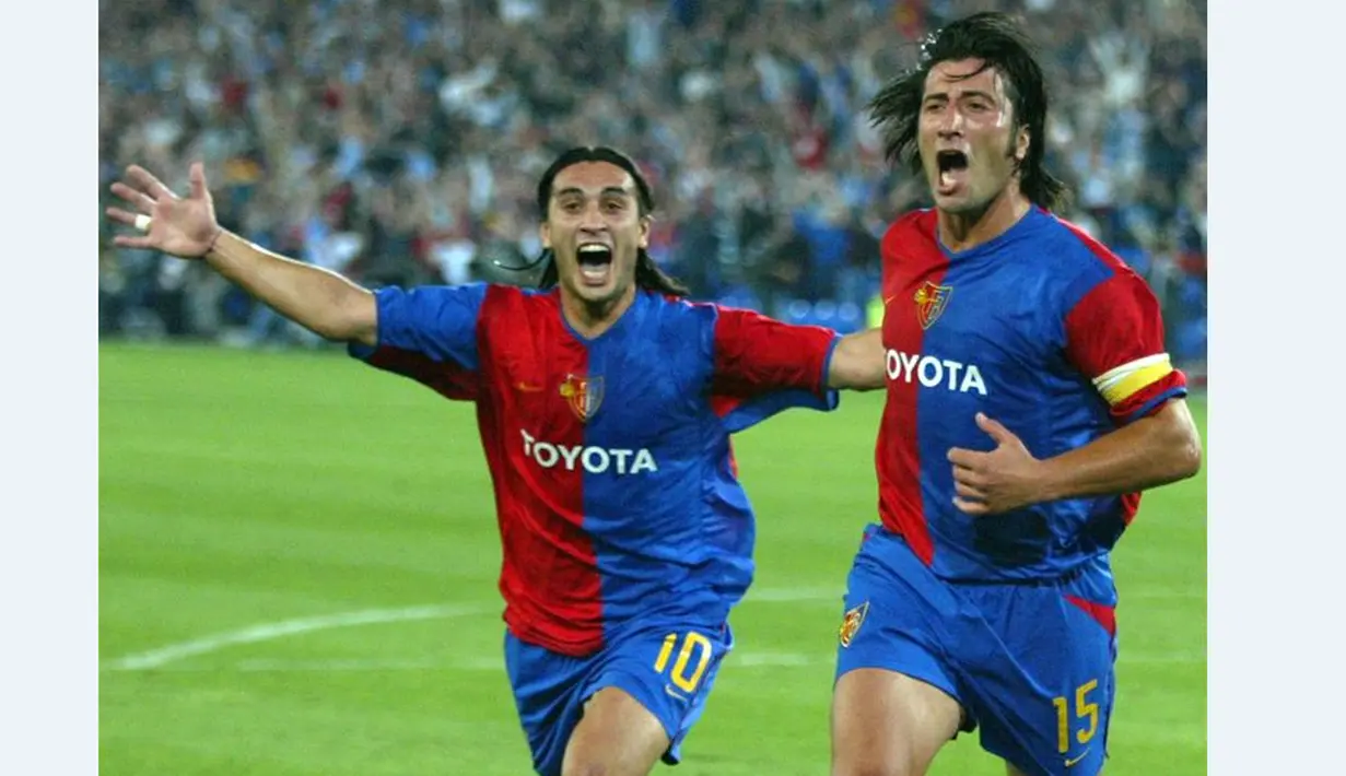 Hakan dan Murat Yakin adalah peraih 3 gelar Swiss Footballer of the Year. Keduanya bermain untuk Timnas Swiss di Piala Eropa 2004. (www.squawka.com)