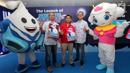 Sales Director Frisian Flag Indonesia Irawan, GM Alfamart Hendra, dan Corporate Affairs Director Frisian Flag Indonesia Andrew F Saputro meluncurkan karakter animasi edukatif di TMII, Jakarta, Minggu (29/9/2019). Karakter animasi Zuzhu dan Zazha terinspirasi dari tetesan susu. (Liputan6.com/HO/Bon)
