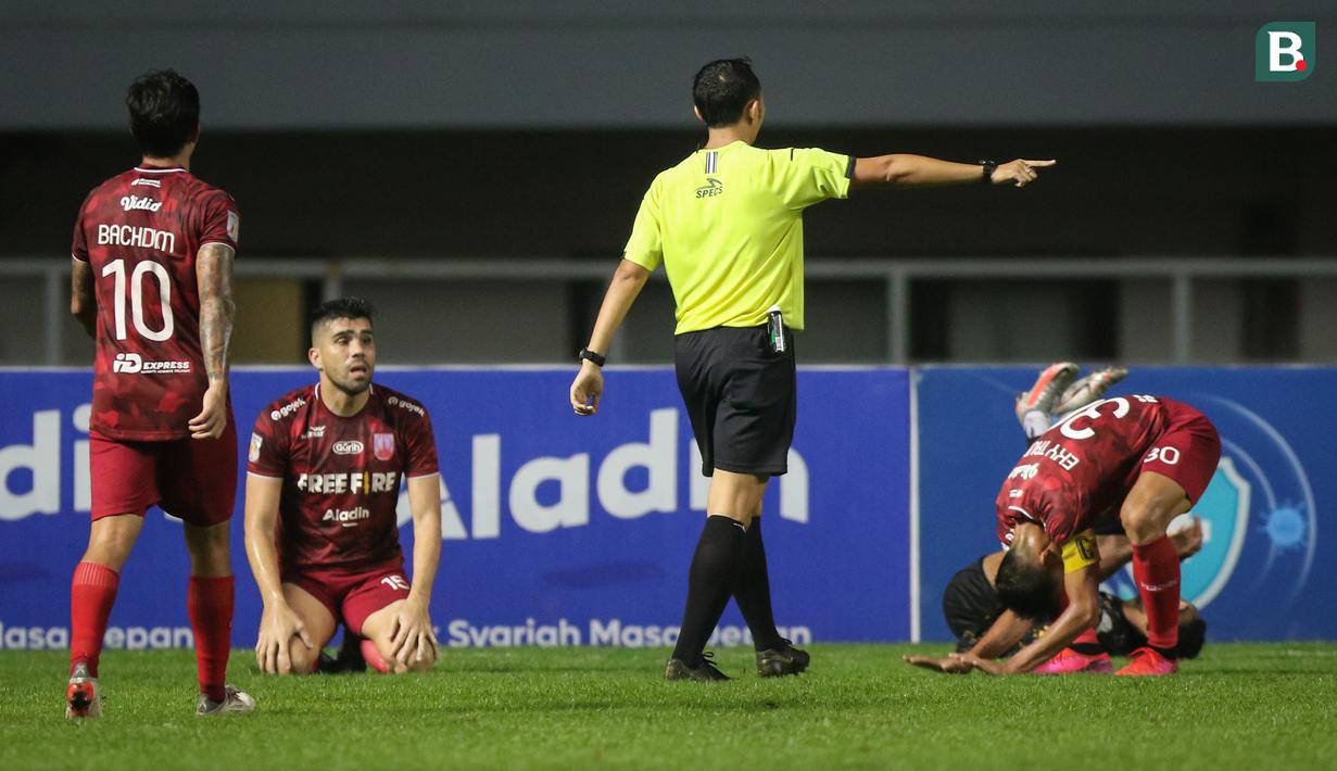 Wasit Yudi Nurcahya memberi hukuman tendangan penalti kepada Persis Solo saat menghadapi Rans Cilegon FC dalam laga final Liga 2 2021 di Stadion Pakansari, Bogor, Kamis (30/12/2021). (Bola.com/Bagaskara Lazuardi)