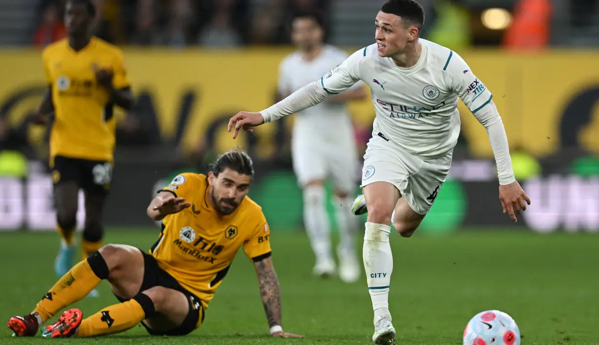 <p>Gelandang Manchester City Phil Foden (kanan) melarikan diri dari gelandang Wolverhampton Wanderers Ruben Neves (kiri) pada laga tunda pekan ke-33 Liga Inggris di Molineux Stadium, Kamis (12/5/2022). Kevin De Bruyne mencatatkan empat gol yang menakjubkan saat Manchester City melibas 5-1 tuan rumah Wolverhampton Wanderers. (Paul ELLIS / AFP)</p>