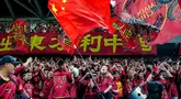 Para suporter China memberikan dukungan kepada tim mereka saat bertanding melawan Timnas Indonesia pada laga lanjutan putaran ketiga Grup C Kualifikasi Piala Dunia 2026 di Qingdao Youth Stadium, Qingdao, China, Selasa (15/10/2024). (AFP)