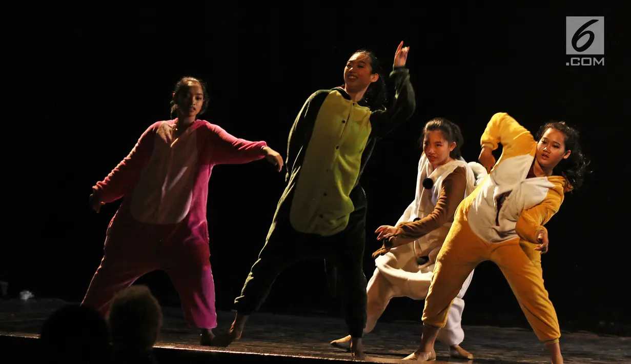 Peserta berkostum unik menunjukkan tariannya dalam kompetisi Namarina bertajuk 'Internal Jazz dance Competition 2018' di Jakarta, Minggu (6/5). Kompetisi diikuti peserta tingkat pemula, madya, hingga mahir. (Liputan6.com/Herman Zakharia)