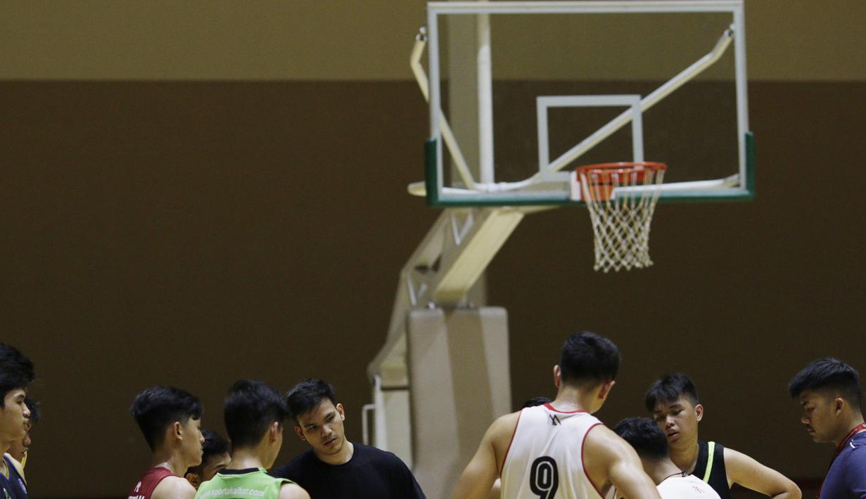 Para pebasket junior West Bandits mendengarkan instruksi saat latihan di Hall Basket Hawks BSD, Tangerang, Senin (21/10). Meski klub amatir, West Bandits serius melakukan pembinaan usia muda. (Bola.com/Vitalis Yogi Trisna)