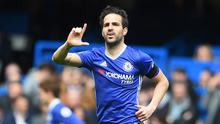 Gelandang Chelsea, Cesc Fabregas, melakukan selebrasi usai mencetak gol ke gawang Crystal Palace pada laga Premier League di Stadion Stamford Bridge (1/4/2017). Sebelum kembali ke Barcelona, Fabregas bermain untuk Arsenal. (EPA/Facundo Arrizabalaga)