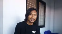 Gelandang bertahan Persib Bandung, Hariono memborong jersey untuk diberikan kepada sanak saudaranya di Sidoarjo. (Bola.com/Erwin Snaz)