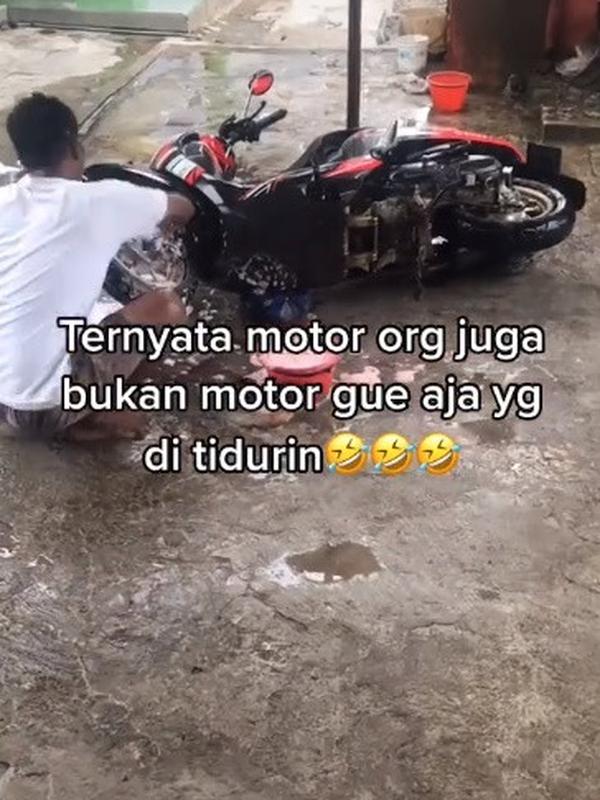 Tempat cuci motor dengan cara ekstrim (Sumber: TikTok/dkproject198)