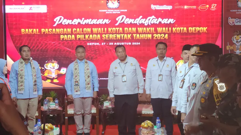 Pasangan paslon Supian-Chandra saat mendaftar ke KPUD Kota Depok di Jalan Raya Margonda, Depok. (Liputan6.com/Dicky Agung Prihanto)