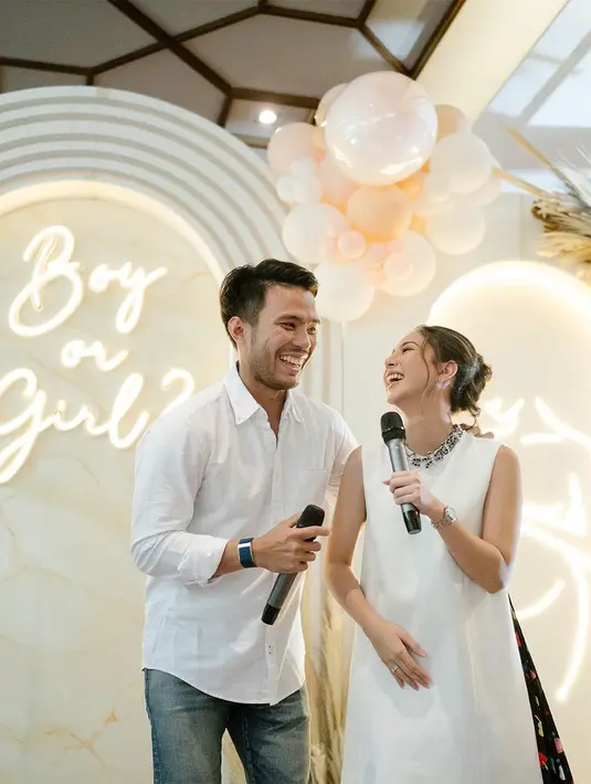 Kebahagiaan terpancar nyata dari pasangan Jessica Mila dan Yakup Hasibuan di momen gender reveal. Jessica Mila tampil menawan dibalut dress putih tanpa lengan dan kecantikannya yang natural tanpa makeup berlebihan. [Foto: Instagram/jscmila]