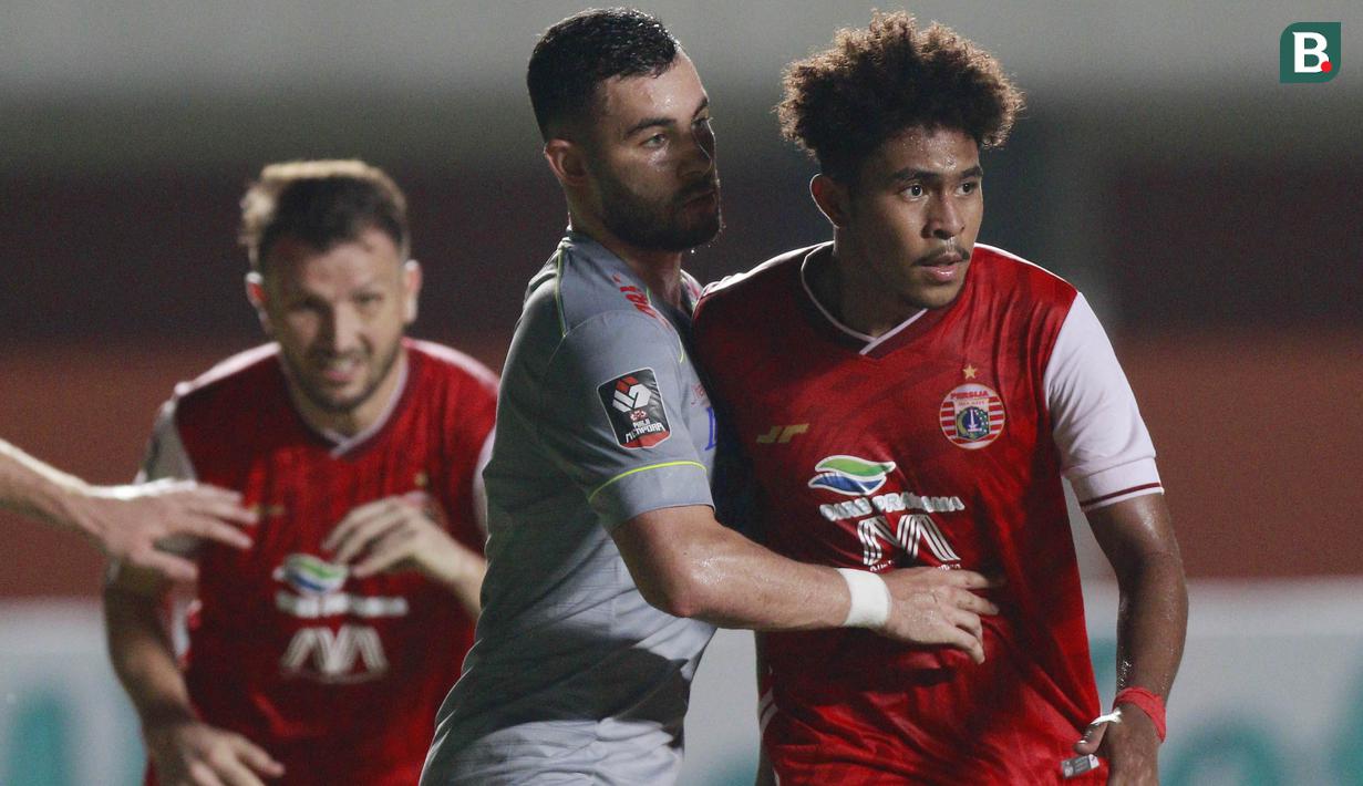 Pemain muda dari Persija Jakarta, Braif Fatari (kanan) mengukuhkan gol cepatnya diawal pertandingan usai memanfaatkan kemelut di depan gawang Persib Bandung. (Bola.com/M Iqbal Ichsan)