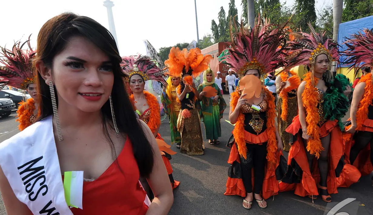 Ratusan waria ikut semarakkan acara Karnaval Seni Budaya DKI Jakarta, Minggu (2/11/2014). (Liputan6.com/Miftahul Hayat)
