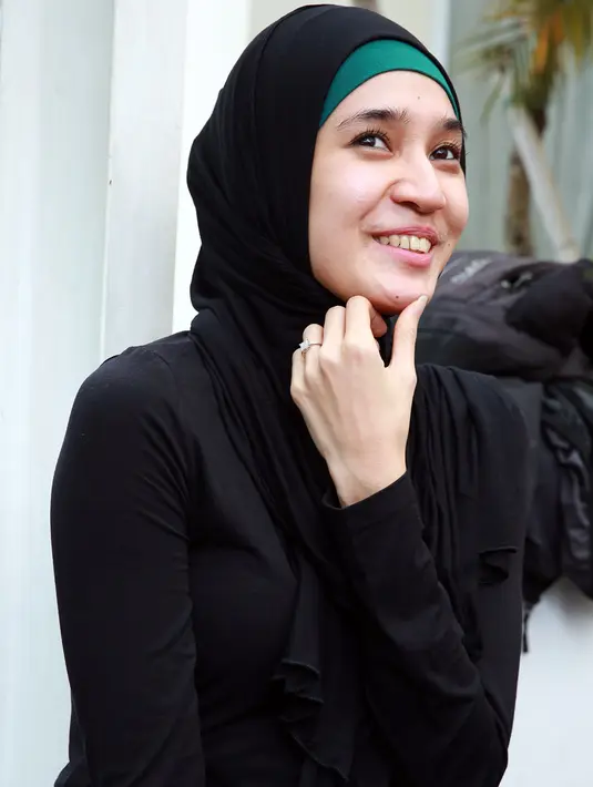 "Ya Allah jangan sampai kesalahan masa lalu aku, Papa aku jadi diberatkan untuk masuk surga. Yaudah pada dasarnya Mama mendukung aku yang penting positif," lanjut Dhini di kawasan Bintaro, Tangerang Selatan, Jumat (22/1/2016).(Deki Prayoga/Bintang.com)