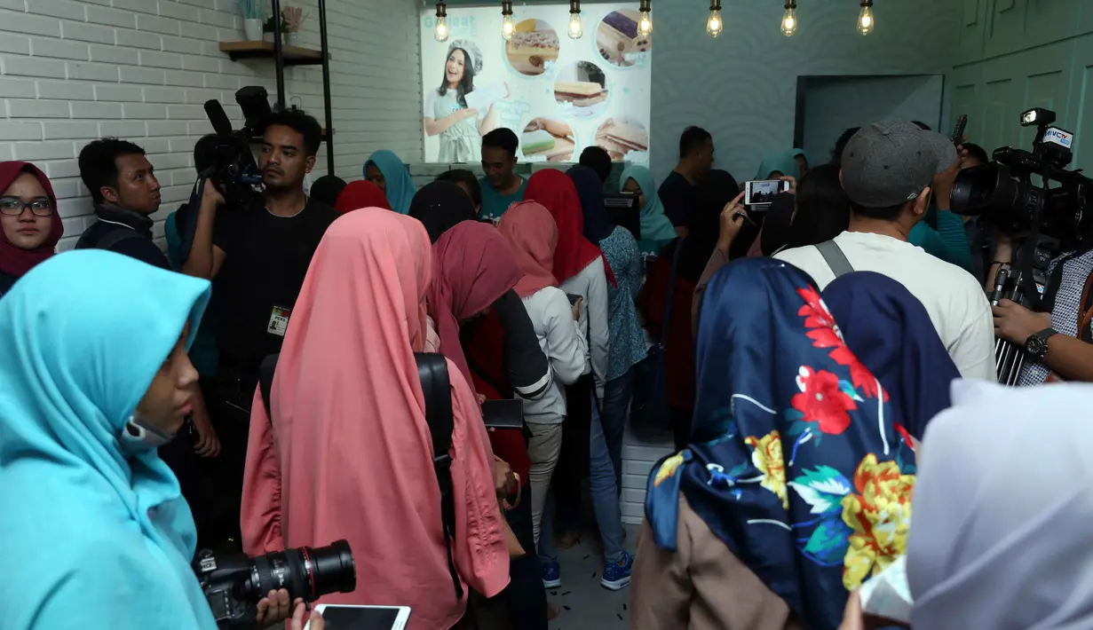 Ramainya pengunjung di toko kue Gigi yang  baru diresmikan itu membuat Gigi cukup kerepotan dalam melayaninya. Lantaran baru, Gigi menjadikanya sebagai pengalaman dan pembelajaran untuk ke depannya. (Nurwahyunan/Bintang.com)