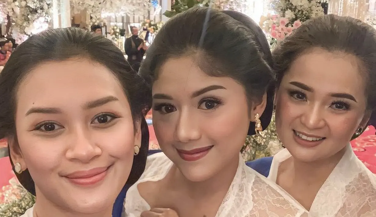 <p>Untuk gaya rambut, Erina tampil dengan sanggul khas Jawa yang elegan tanpa hiasan yang dibuat oleh Fajri Salon. @ginasinaga</p>