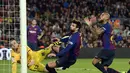 Gerard Pique dan Arturo Vidal gagal memanfaatkan peluang emas di mulut gawang Real Betis laga lanjutan La Liga 2018/19 yang berlangsung di stadion Camp Nou. Barcelona kalah 3-4. (AFP/Josep Lago)