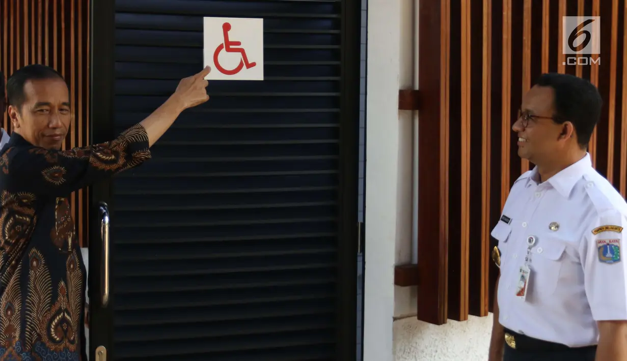Presiden Jokowi didampingi Gubernur DKI Anies Baswedan mengecek toilet untuk kaum disabilitas di Kompleks Gelora Bung Karno, Senayan, Jakarta, Selasa (16/10). Jokowi meninjau fasilitas umum untuk masyarakat berkebutuhan khusus. (Liputan6.com/Angga Yuniar)
