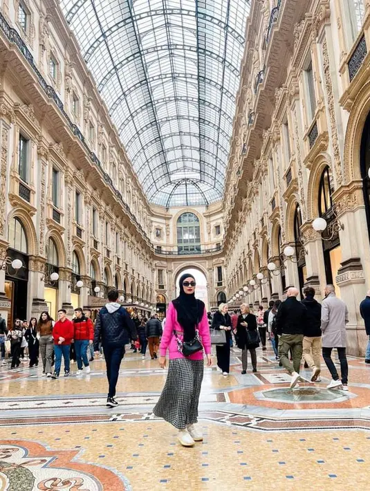 Saat di Milan, Shireen Sungkar tampil kece mengenakan blus fuschia yang dipadu belt dan rok pleats warna hitam. @shireensungkar.