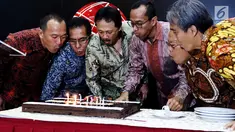 Dirut BEI, Tito Sulistio (kedua kiri) bersama komisaris dan direksi periode 1992 hingga 2017 meniup lilin ulang tahun di kantor BEI, Jakarta, Kamis (13/7). PT Bursa Efek Indonesia (BEI) hari ini menggelar hari jadi yang ke-25. (Liputan6.com/Angga Yuniar)