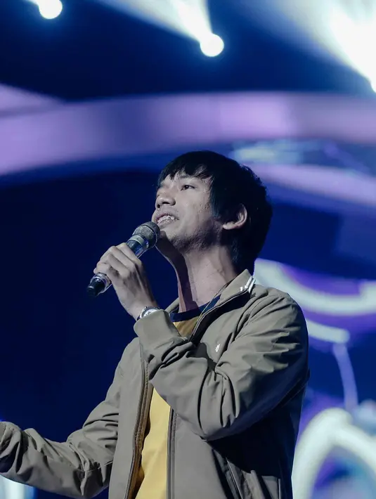 Aksi panggung vokalis D'Masiv, Rian saat tampil dalam Konser 100 Hari Menuju Asian Games 2018 di Studio 6 Emtek, Jakarta, Kamis (10/5). (Liputan6.com/Faizal Fanani)