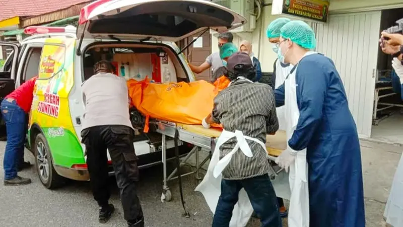 Evakuasi jasad wanita hamil terkubur di septic tank ke Rumah Sakit Bhayangkara Polda Riau.