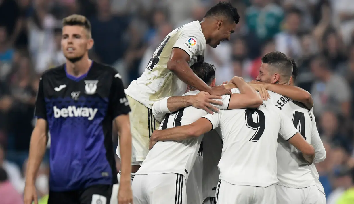 Para pemain Real Madrid merayakan gol tim mereka saat melawan Leganes pada laga leg pertama babak 16 besar Copa del Rey di Santiago Bernabeu, Rabu (9/1). Real Madrid sukses mengandaskan Leganes dengan skor 3-0. (GABRIEL BOUYS / AFP)