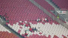 Pertandingan antara Timnas Indonesia U-23 melawan Timnas Brunei Darussalam di Stadion Utama Gelora Bung Karno, Jakarta, Selasa (15/7/2025) tampak tidak menarik perhatian suporter Tim Garuda. (Bola.com/M Iqbal Ichsan)