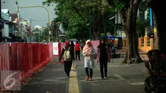 Sejumlah pejalan kaki berjalan di kawasan pedestrian Malioboro, Senin (4/4). Terhitung sejak 4 April, kawasan Malioboro bebas dari parkir yang direlokasi ke Taman Parkir Abu Bakar Ali. (Liputan6.com/Boy Harjanto)