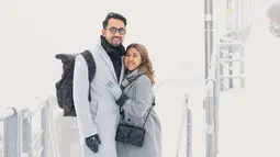 Usai berada di Italia, Kiky Saputri dan Muhammad Khairi diketahui langsung bertolak ke Swiss. Keduanya juga kompak tampil dalam busana couple bernuansa hitam dan abu-abu. (Liputan6.com/IG/@kikysaputrii)