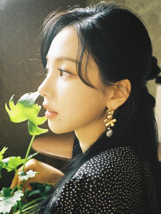 Dilihat dari samping, netizen kerap membandingkan visual Karina dengan Irene Red Velvet karena dianggap keduanya punya paras yang mirip. (Liputan6.com/Twitter/@aespa_official)