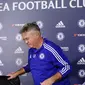 Pelatih Chelsea yang baru Guus Hiddink saat melakukan konferensi pers di tempat latihan Chelsea, Inggris, (23/12).Pelatih 69 tahun ini pernah membawa Korsel menjadi Juara ke-4 di Piala Dunia 2002. (Reuters/Matius Childs)