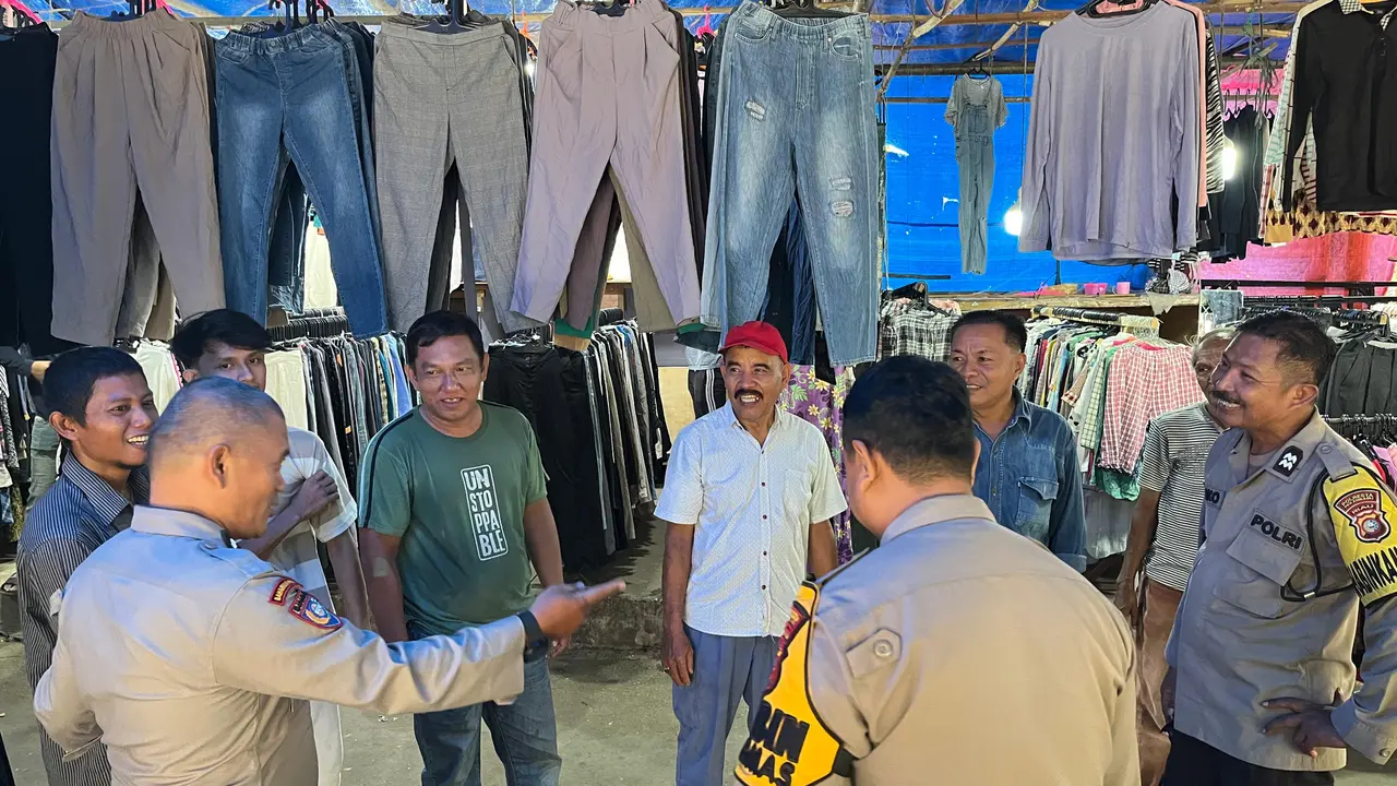 Sejumlah Bhabinkamtibmas Polresta Pekanbaru berbincang dengan pedagang kain bekas di Pasar Kodim.