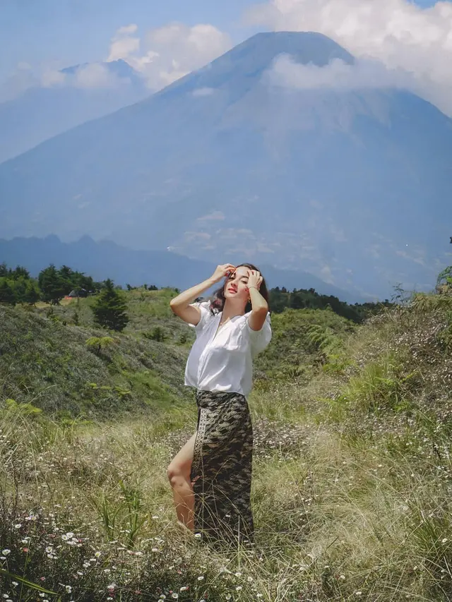 7 Potret Naomi Zaskia saat Ikut Mendaki Gunung Prau, Semangat Banget