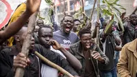 Massa pendukung pihak oposisi Kenya melakukan demonstrasi di perkampungan Mathare di Nairobi, Kenya (9/8). Kenyatta menang dengan meraih 8,20 juta (54,27 persen) suara dibandingkan 6,76 (44,74) suara yang diperoleh Raila Odinga. (AFP Photo/Luis Tato)