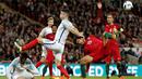 Bek Inggris, Gary Cahill, menghalau bola dari kejaran pemain Portugal, Andre Gomes, dalam laga persahabatan di Stadion Wembley, London, Kamis (2/6/2016). (AFP/Adrian Dennis)