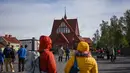 Sebuah gereja kayu bersejarah berusia 113 tahun dipindahkan—dalam kondisi utuh—sejauh lima kilometer ke pusat kota baru Kiruna, Swedia, pada 19 Agustus 2025. (Jonathan Nackstrand/AFP)