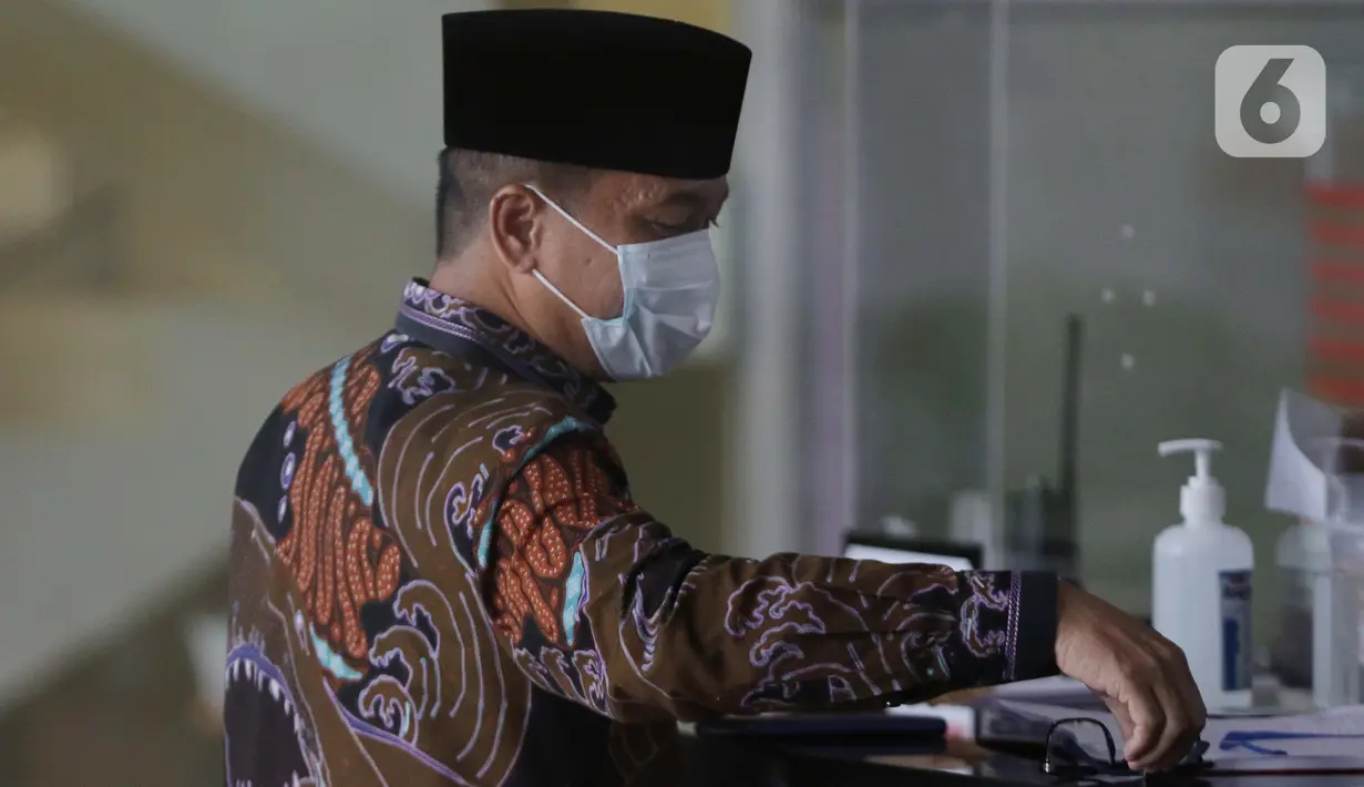 Ketua Komisi VIII DPR RI, Yandri Susanto saat tiba di Gedung KPK, Jakarta, Selasa (30/3/2021). Yandri Susanto diperiksa sebagai saksi untuk tersangka PPK di Kemensos, Matheus Joko Santoso terkait dugaan suap pengadaan bansos untuk wilayah Jabodetabek Tahun 2020. (Liputan6.com/Helmi Fithriansyah)