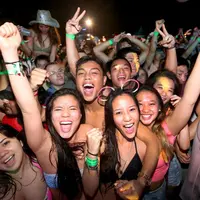 Zodiak-zodiak berikut ini lebih mudah ditemui di klub daripada di rumah. (Via: backstage.tnp.sg)