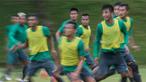 Bek Timnas Indonesia, Manahati Lestusen (tengah), latihan di Lapangan SPH Sentul, Jawa Barat, Kamis (1/12/2016). Pemain PS TNI ini diprediksi akan menjadi bek tengah menggantikan posisi Yanto Basna dan Fachruddin. (Bola.com/Vitalis Yogi Trisna)