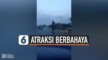 ATRAKSI BERBAHAYA PRIA DI JALAN, KENDARAI MOTOR SAMBIL BERDIRI