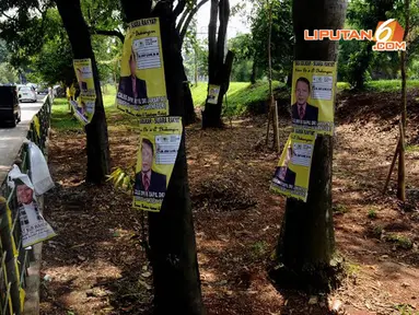 Poster Caleg juga masih menempel di beberapa pohon yang ada di sekitar Universitas Pancasila (Liputan6.com/Helmi Fithriansyah) 