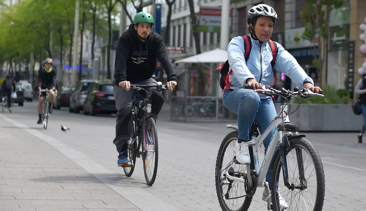 Sejumlah pengendara sepeda terlihat di sebuah jalan di Wina, Austria, (13/5/2020). Menurut Transport Club Austrian, semakin banyak warga Wina memilih bepergian menggunakan sepeda selama pandemi. (Xinhua/Guo Chen)