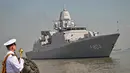Seorang anggota Orkestra Marinir Belanda bersiap menyambut kedatangan kapal perang HNLMS De Ruyter di pelabuhan Tanjung Perak, Surabaya, Jawa Timur pada Kamis 14 Mei 2026. (JUNI KRISWANTO/AFP)