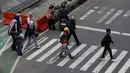 Untuk keamanan, pagar kerja dipasang pada area trotoar, lajur sepeda, dan sebagian badan jalan. Tampak dalam foto, warga melintas di area pedestrian kawasan Jalan MH Thamrin, Jakarta, Senin 20 April 2026. (Kapanlagi.com/Budy Santoso)