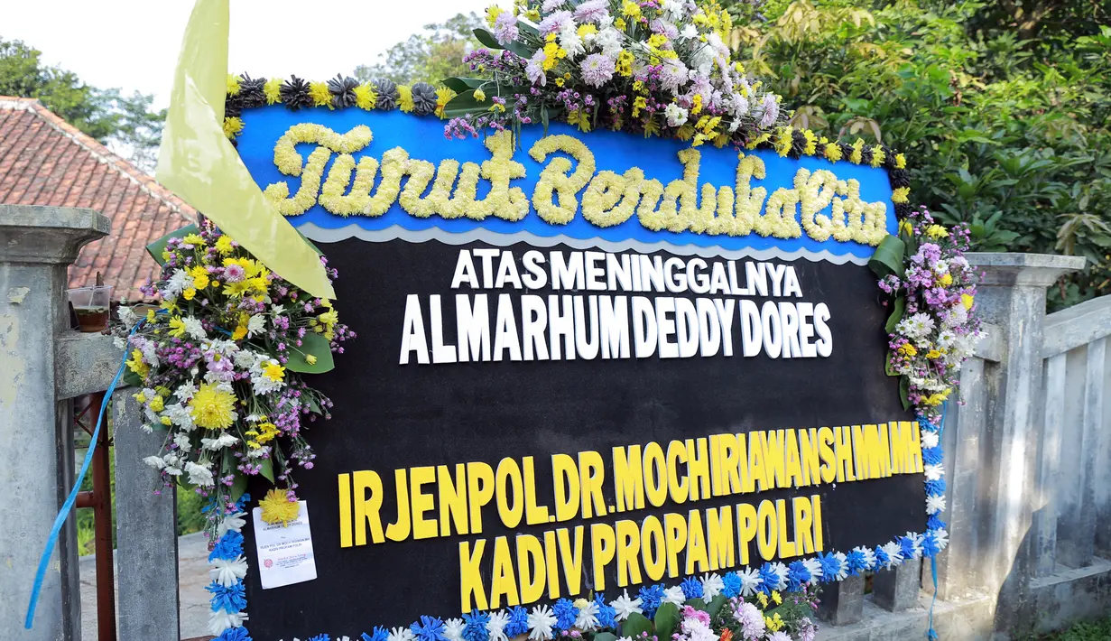 Deddy Dores lahir di Surabaya, masa kecil di Cijeler, sesuai dengan kesepakatan keluarga almarhum dimakamkan di pemakaman keluarga Popoclot, desa Cijeler, Situraja, Sumedang, Jawa Barat pada Rabu, (18/5/2016). (Adrian Putra/Bintang.com)