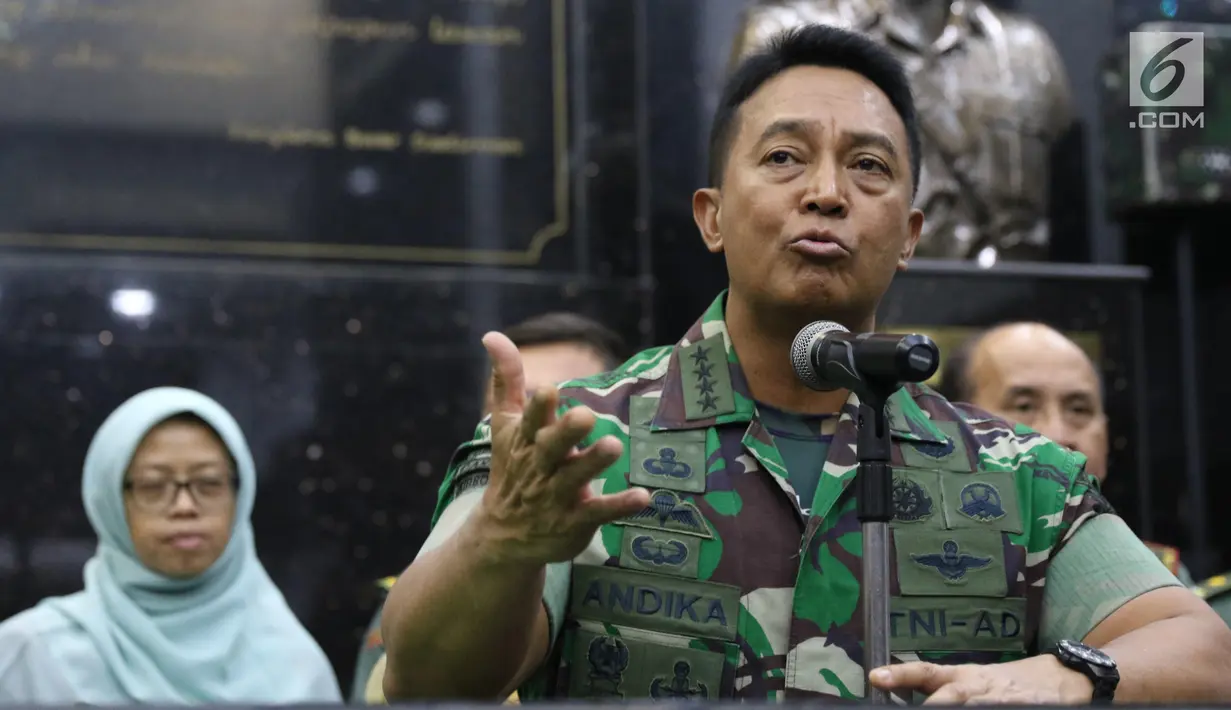 KSAD Jenderal TNI Andika Perkasa memberi keterangan pers terkait taruna Akademi Militer (Akmil) Enzo Zenz Allie di Mabes AD, Jakarta, Selasa (13/8/2019). Andika mengatakan pihaknya tetap mempertahankan Enzo Zenz Allie sebagai taruna Akmil 2019. (Liputan6 com/Angga Yuniar)