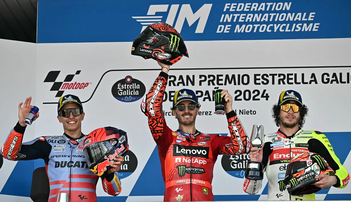 Marc Marquez, Francesco Bagnaia, dan Marco Bezzecchi (kiri ke kanan) merayakan kemenangan di atas podium setelah balapan MotoGP Spanyol di sirkuit Jerez di Jerez de la Frontera, 28 April 2024. (JAVIER SORIANO/AFP)