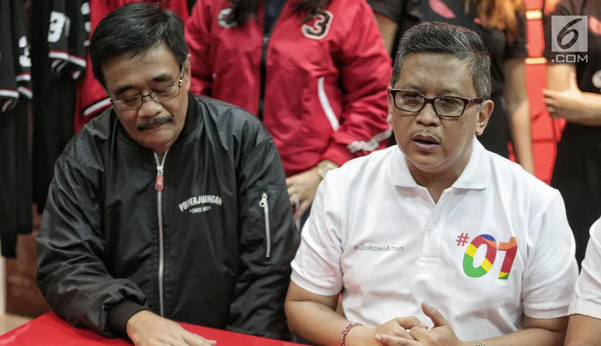 Sekretaris TKN Jokowi-Ma'ruf, Hasto Kristiyanto dan politikus PDIP Djarot Saiful Hidayat memberi keterangan saat jumpa pers, Jakarta, Selasa (29/1).Tim Nasional pasangan Jokowi-Ma'ruf memberi apresiasi kepada Liliyana Natsir. (Liputan6.com/Faizal Fanani)